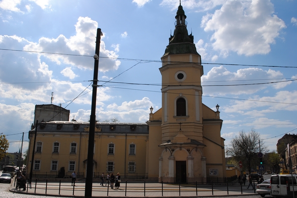 Відбудований костел святої Анни, зняти квартиру у Львові на добу